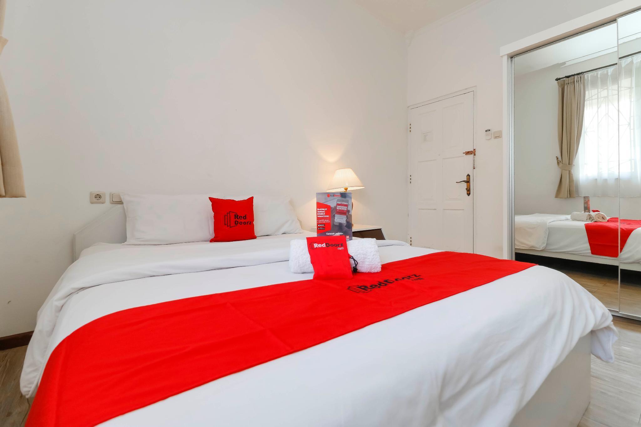 Reddoorz Plus @ Tendean Giacarta Esterno foto