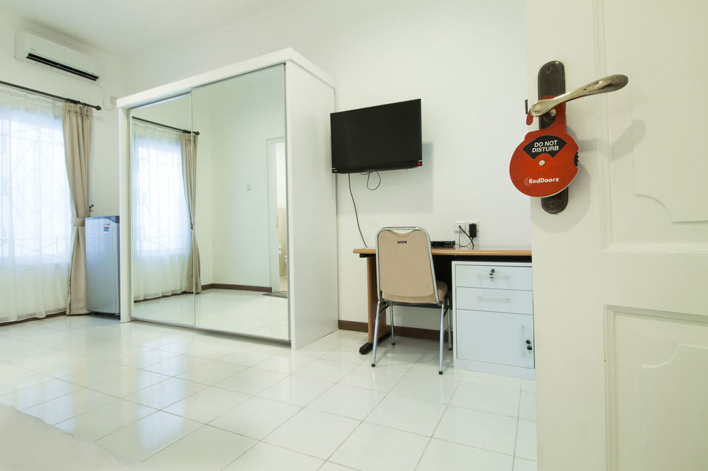 Reddoorz Plus @ Tendean Giacarta Esterno foto