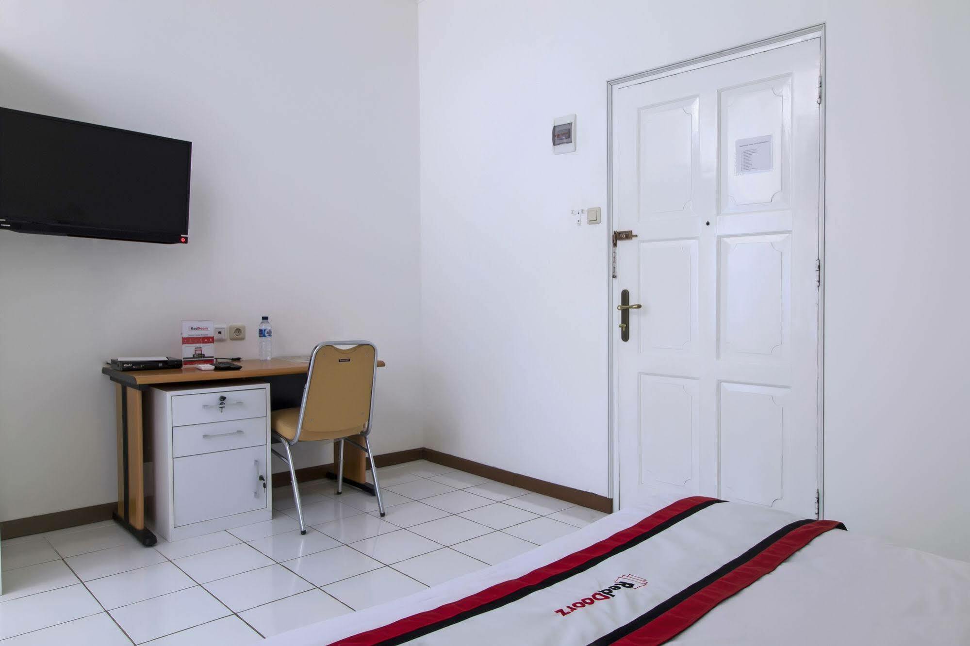 Reddoorz Plus @ Tendean Giacarta Esterno foto